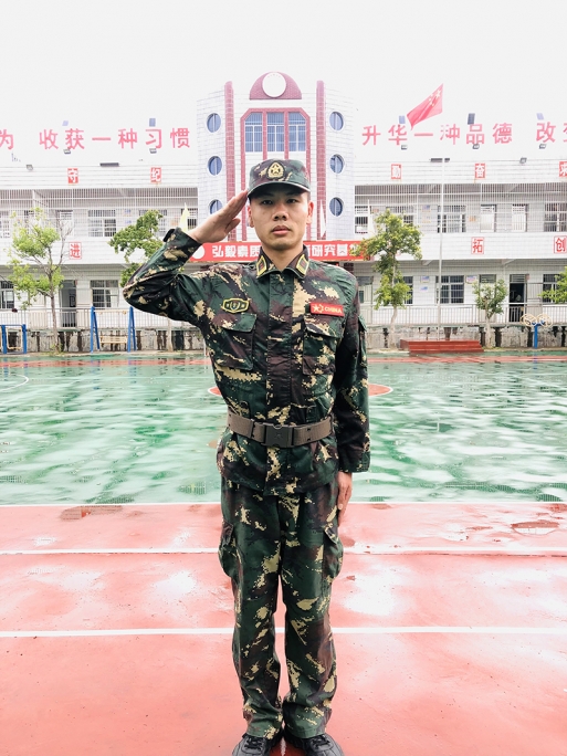 德育班主任：雷塘平
